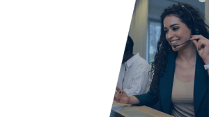 Junge Frau, in einem Kundenservicetraining im Bereich Telekommunikation, sie trägt ein Headset und lächelt