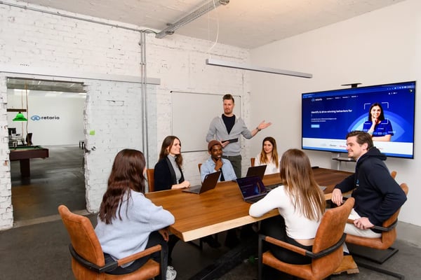 Retorio-People in a meeting room discussing